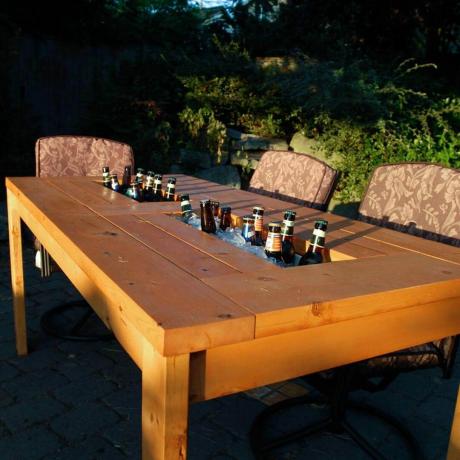 mesa de patio para enfriar cerveza hecha de canaletas de lluvia