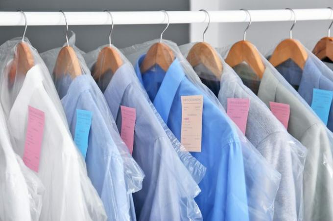 Rack com roupas limpas em cabides após a lavagem a seco dentro de casa