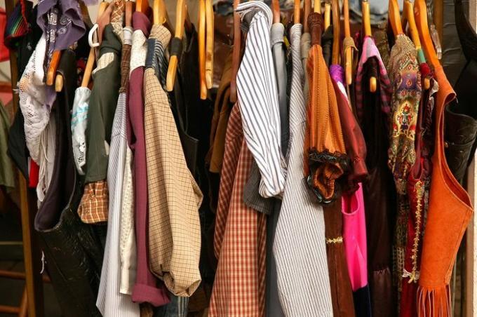 Rack of Vintage Old West Ropa, chalecos, vestidos, camisas