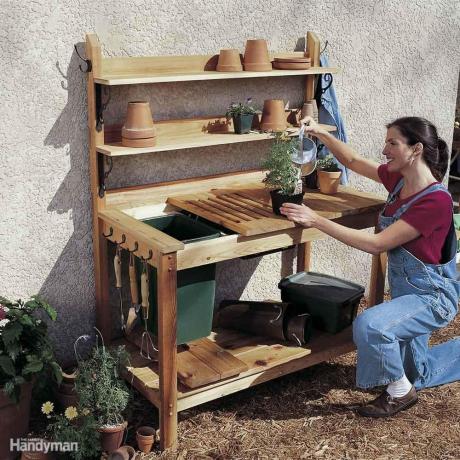 杉のポッティングベンチDIYの裏庭のアイデア-新しいIDYポッティングベンチの植物に水をまく女性