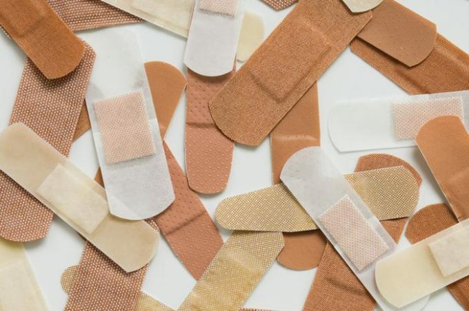 Uma coleção de bandagens adesivas de várias cores e formas.