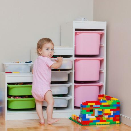 shutterstock_419031811 cestas y contenedores de almacenamiento de juguetes bebé