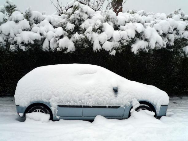 En bil under snön