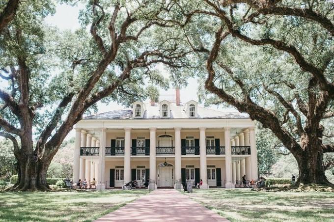 Oak Alley Plantation, Vacherie, St. James Parish, Louisiana / Stati Uniti - 28 giugno-2018: foto di grande casa di vicolo di quercia con tettoia di querce che conducono alla casa e al turista.