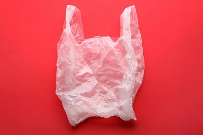 Прозрачна пластмасова торба за еднократна употреба на цветен фон