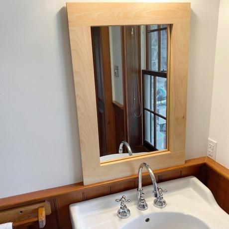 завршен пројекат оквира огледала који виси у купатилу изнад умиваоника