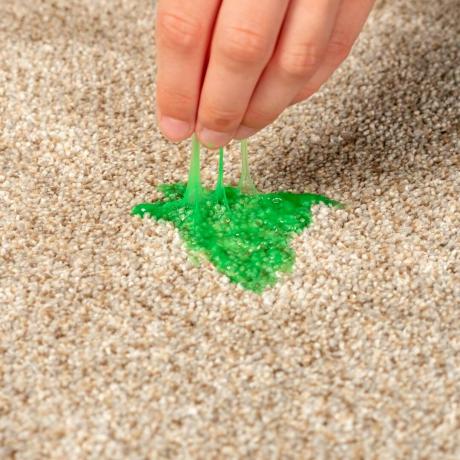 Cara mengeluarkan slime dari karpet