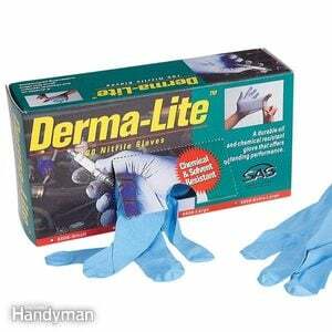 Protéjase con guantes de nitrilo desechables