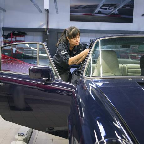 Nhu Nguyen jobber med å restaurere en bil