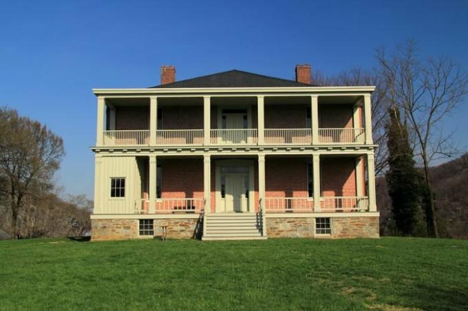 HARPERS FERRY, VW - 13 КВІТНЯ: Будинок Локвуда, побудований у 1848 році, служив численним цілям під час Громадянської війни в США, а пізніше став школою для колишніх рабів 4 квітня 2018 року у Харперс -Фері, штат Вірджинія