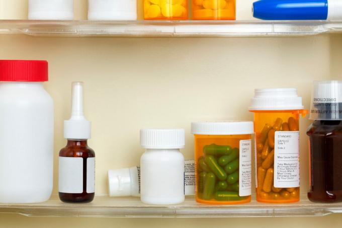 Farmaci sugli scaffali di un armadietto dei medicinali