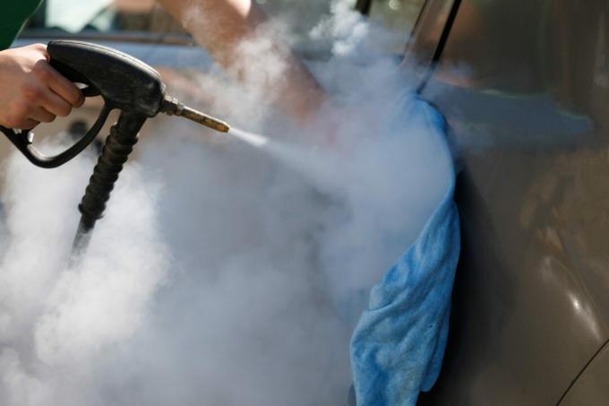 Lavado de coches con un limpiador de vapor