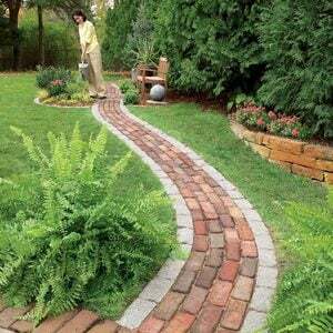 Costruisci un sentiero di mattoni nel giardino